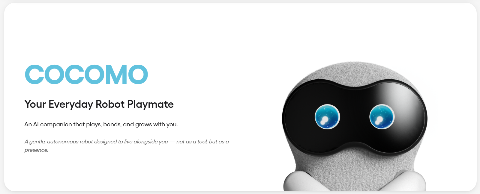 Ludens AI Cocomo / Inu – hero image, mały szary pluszowy robot towarzyszący z niebieskimi oczami i pomponem w salonie na kanapie z książką, przytulny styl domowy, demo CES 2026, robot pet do emocjonalnego towarzystwa i codziennej obecności