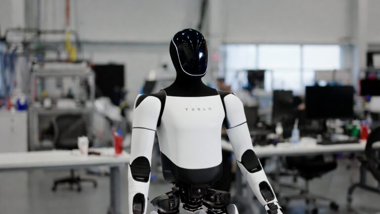 Tesla Optimus Gen 3 – hero artykułu, robot stoi w fabryce Tesli, najnowsze informacje marzec 2026, cena funkcje szanse w Polsce