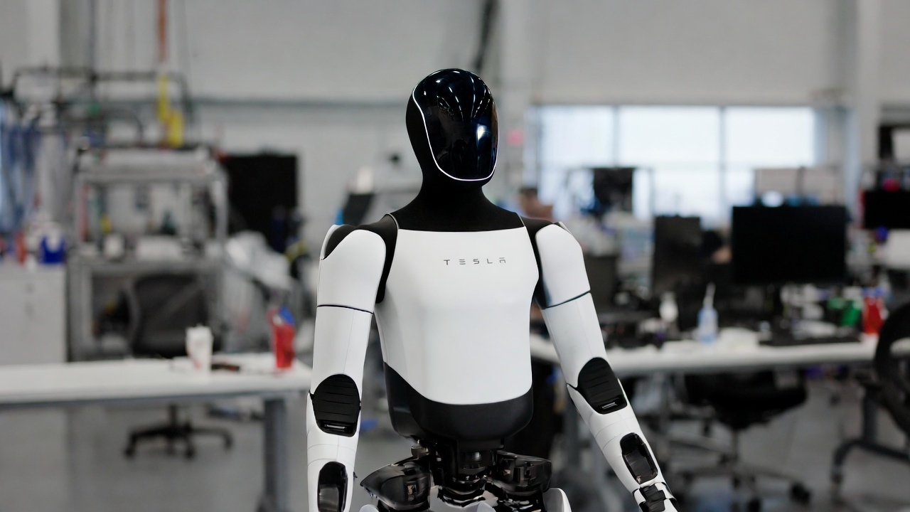 Tesla Optimus Gen 3 – hero artykułu, robot stoi w fabryce Tesli, najnowsze informacje marzec 2026, cena funkcje szanse w Polsce