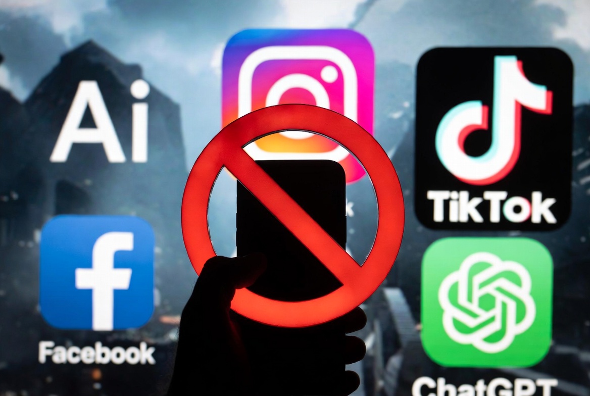 Czerwony symbol zakazu nad smartfonem z aplikacjami AI, realistyczne zdjęcie ilustrujące 7 zakazów AI Act w Unii Europejskiej, ochrona przed manipulacją, scoringiem społecznym i biometryczną inwigilacją