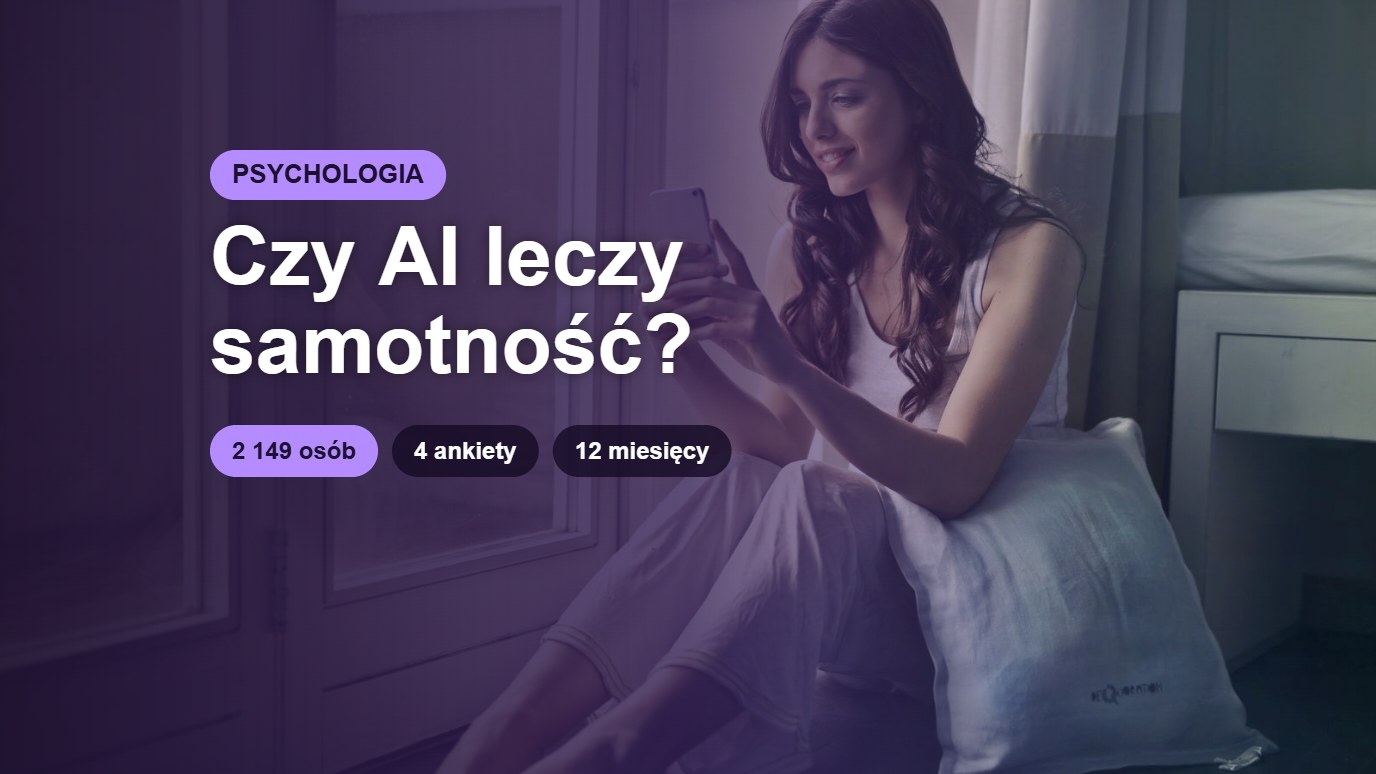 Uśmiechnięta kobieta z telefonem przy oknie – czy AI towarzysz leczy samotność